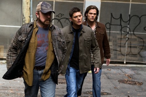 Bobby (Jim Beaver), Dean (Jensen Ackles) et Sam (Jared Padalecki) en fort