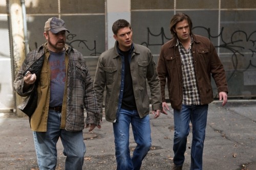Bobby (Jim Beaver), Dean (Jensen Ackles) et Sam (Jared Padalecki)