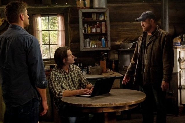 Dean (Jensen Ackles) et Sam (Jared Padalecki) en discussion avec Bobby (Jim Beaver)