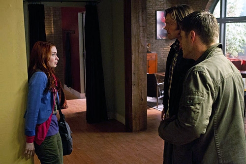 Charlie (Felicia Day) face à Sam (Jared Padalecki) et Dean (Jensen Ackles)