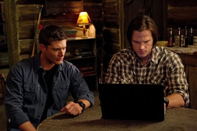 Dean (Jensen Ackles) et Sam (Jared Padalecki) cherchant des infos.