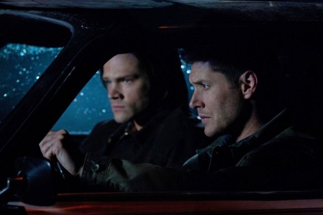 Dean (Jensen Ackles) et Sam (Jared Padalecki) en voiture