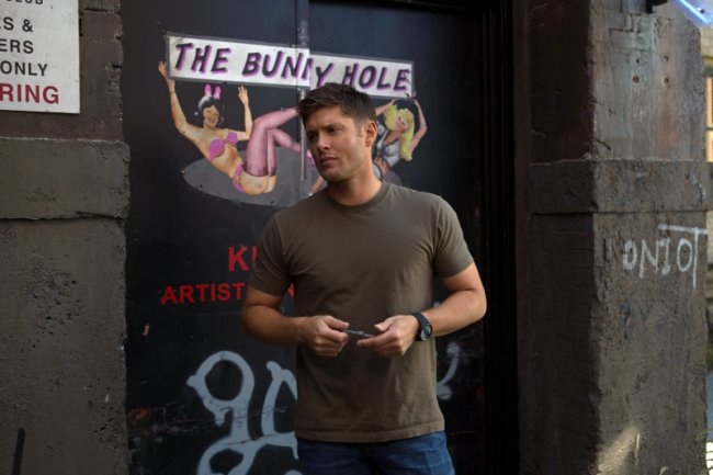 Dean (Jensen Ackles) devant un strip-club