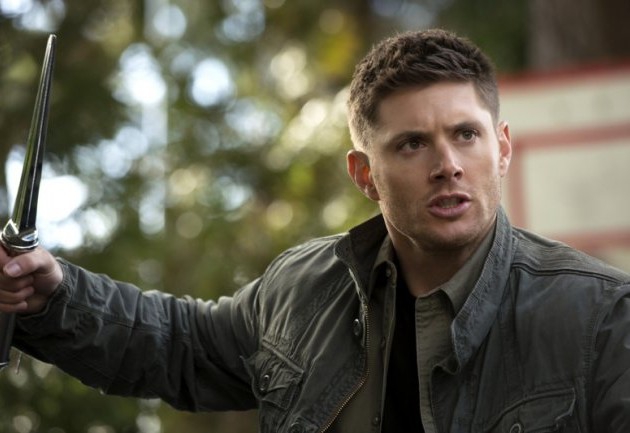 Dean (Jensen Ackles) arme  la main