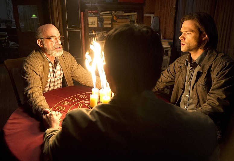 Sam (Jared Padalecki), Castiel (Misha Collins) et Oliver Pryce (Richard Newman) en pleine séance de spiritisme 
