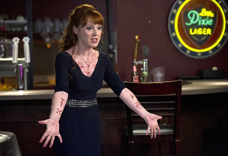 Rowena (Ruth Connell) montrant ses bras