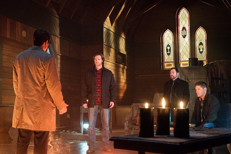 Castiel (Misha Collins) face  Sam (Jared Padalecki), Dean (Jensen Ackles) et Crowley (Mark Sheppard) dans une glise