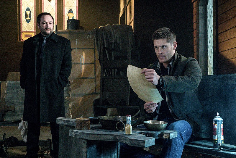 Crowley (Mark Sheppard) et Dean (Jensen Ackles)